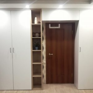 Шкаф с распашными дверьми белого цвета
