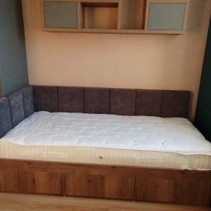 Кровать в детскую в серых оттенках