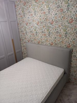 Мягкая кровать для спальни в серых оттенках