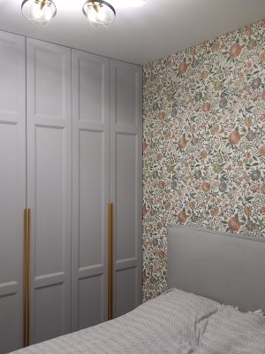 Стильный распашной шкаф в спальню серых оттенков