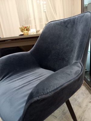 Мягкий стул для кухни в оттенках синего