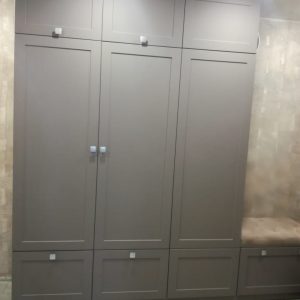 Шкаф с распашными дверьми серого цвета