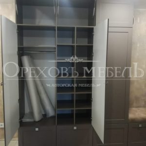 Шкаф с распашными дверьми серого цвета