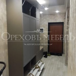 Шкаф с распашными дверьми серого цвета