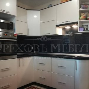 Г образная кухня 25.1 Кухня на заказ в Омске от производителя
