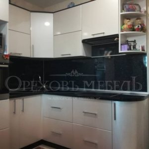 Г образная кухня 25.2 Кухня на заказ в Омске от производителя