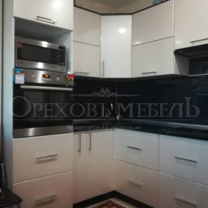 Г образная кухня 25.3 Кухня на заказ в Омске от производителя