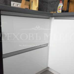 Кухня на заказ из Глянцевые панели МДФ EvoGloss 76.6