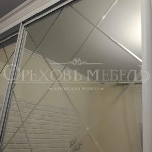 Шкаф купе с лазерной гравировкой по зеркалу