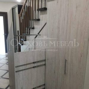 Шкаф под лестницей в прихожей