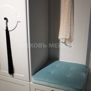 Шкаф в прихожую в пленке