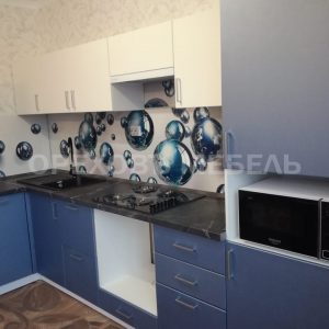 Синяя кухня в пленке