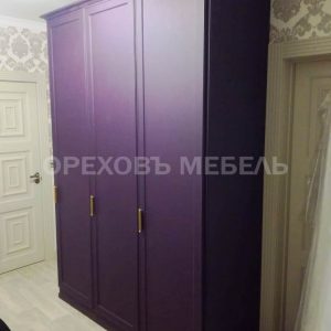 Шкаф распашной с фиолетовом цвете