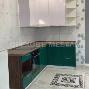 Кухня в белых и зеленых оттенках