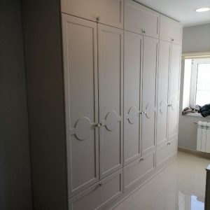 Распашной шкаф с кругами 232