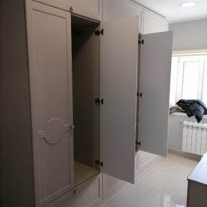 Распашной шкаф с кругами 232