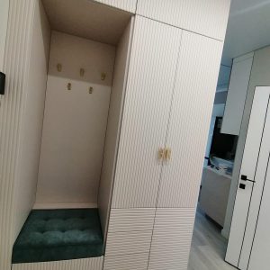 Стильный распашной шкаф в прихожую