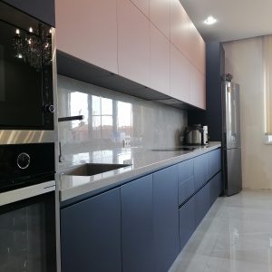 Большая стильная кухня с каменной столешницей на заказ