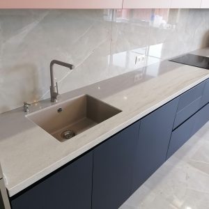 Большая стильная кухня с каменной столешницей на заказ