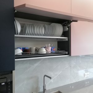 Большая стильная кухня с каменной столешницей на заказ