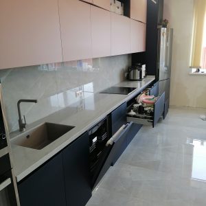 Большая стильная кухня с каменной столешницей на заказ