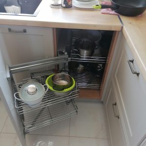 Нежная классическая кухня с окном