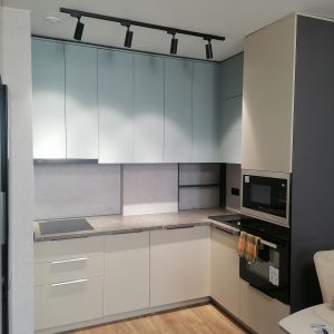 Стильная П образная кухня в кремовом и голубом цвете на заказ в Омске